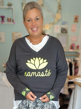 Lade das Bild in den Galerie-Viewer, MISS GOODLIFE V-NECK NAMASTÉ - ANTHRACITE/NEONYELLOW