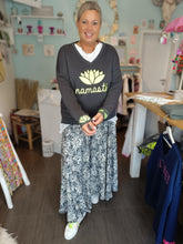 Lade das Bild in den Galerie-Viewer, MISS GOODLIFE V-NECK NAMASTÉ - ANTHRACITE/NEONYELLOW