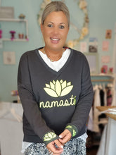 Lade das Bild in den Galerie-Viewer, MISS GOODLIFE V-NECK NAMASTÉ - ANTHRACITE/NEONYELLOW