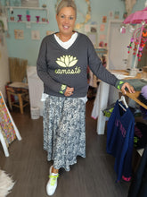 Lade das Bild in den Galerie-Viewer, MISS GOODLIFE V-NECK NAMASTÉ - ANTHRACITE/NEONYELLOW