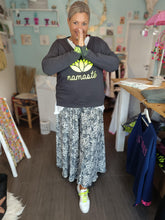 Lade das Bild in den Galerie-Viewer, MISS GOODLIFE V-NECK NAMASTÉ - ANTHRACITE/NEONYELLOW