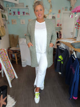 Lade das Bild in den Galerie-Viewer, STRICK JACKE ZWILLINGSHERZ "LOVE & PEACE" KHAKI