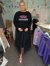 Lade das Bild in den Galerie-Viewer, MISS GOODLIFE ROUNDNECK NAMASTÉ MIT STRASS - SCHWARZ/ROSA/NEON-GELB