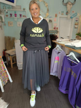 Lade das Bild in den Galerie-Viewer, MISS GOODLIFE V-NECK NAMASTÉ - ANTHRACITE/NEONYELLOW