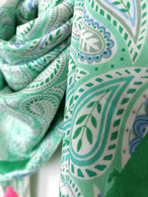 Lade das Bild in den Galerie-Viewer, SCHAL TUCH DREIECK 100% ORGANIC BAMBOO "NOEL" GRÜN
