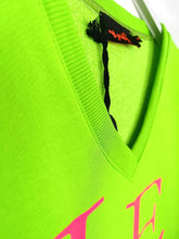 Lade das Bild in den Galerie-Viewer, MISS GOODLIFE V-NECK LOVE GRÜN NEON PINK