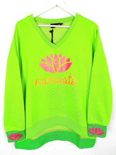 Lade das Bild in den Galerie-Viewer, MISS GOODLIFE V-NECK NAMASTÉ GLITTER GRÜN NEON PINK ORANGE