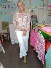 Lade das Bild in den Galerie-Viewer, PULLOVER ZWILLINGSHERZ WOLLE "WILD LOVE HEARTS" ONE SIZE