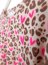 Lade das Bild in den Galerie-Viewer, PULLOVER ZWILLINGSHERZ WOLLE "WILD LOVE HEARTS" ONE SIZE