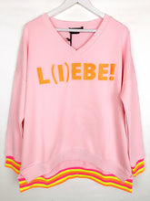Lade das Bild in den Galerie-Viewer, MISS GOODLIFE SWEATER V-NECK L(I)EBE GLITTER ROSE