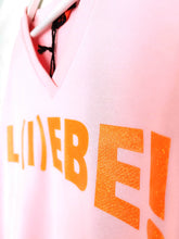 Lade das Bild in den Galerie-Viewer, MISS GOODLIFE SWEATER V-NECK L(I)EBE GLITTER ROSE