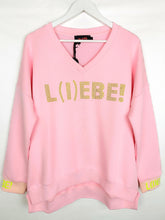 Lade das Bild in den Galerie-Viewer, MISS GOODLIFE SWEATER V-NECK L(I)EBE STRASS ROSE-NEONYELLOW