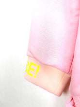 Lade das Bild in den Galerie-Viewer, MISS GOODLIFE SWEATER V-NECK L(I)EBE STRASS ROSE-NEONYELLOW