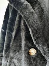 Lade das Bild in den Galerie-Viewer, KUSCHELJACKE DOPPELREIHER "CLASSIC" SCHWARZ
