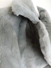Lade das Bild in den Galerie-Viewer, KUSCHELJACKE DOPPELREIHER "CLASSIC" HELL GRAU