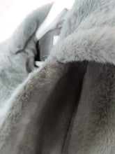 Lade das Bild in den Galerie-Viewer, KUSCHELJACKE DOPPELREIHER "CLASSIC" HELL GRAU