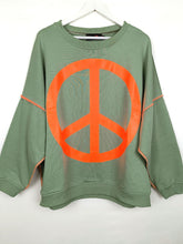 Lade das Bild in den Galerie-Viewer, MISS GOODLIFE SWEATER ROUNDNECK PEACE ALMOND