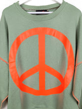 Lade das Bild in den Galerie-Viewer, MISS GOODLIFE SWEATER ROUNDNECK PEACE ALMOND