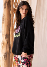 Lade das Bild in den Galerie-Viewer, MISS GOODLIFE ROUNDNECK NAMASTÉ MIT STRASS - SCHWARZ/ROSA/NEON-GELB