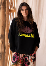 Lade das Bild in den Galerie-Viewer, MISS GOODLIFE ROUNDNECK NAMASTÉ MIT STRASS - SCHWARZ/ROSA/NEON-GELB