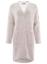 Lade das Bild in den Galerie-Viewer, STRICK JACKE ZWILLINGSHERZ "LOVE & PEACE" BEIGE CREME