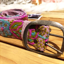 Lade das Bild in den Galerie-Viewer, ETHNO GÜRTEL PERU FLORCITA TREAT-Smitten-bestickt,Ethno,fair trade,fairtrade,multicolor,nachhaltig,Peru,pink,rosa,rosé,Smitten,türkis,violett