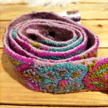 Lade das Bild in den Galerie-Viewer, ETHNO GÜRTEL PERU FLORCITA TREAT-Smitten-bestickt,Ethno,fair trade,fairtrade,multicolor,nachhaltig,Peru,pink,rosa,rosé,Smitten,türkis,violett