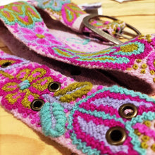 Lade das Bild in den Galerie-Viewer, ETHNO GÜRTEL PERU FLORCITA TREAT-Smitten-bestickt,Ethno,fair trade,fairtrade,multicolor,nachhaltig,Peru,pink,rosa,rosé,Smitten,türkis,violett