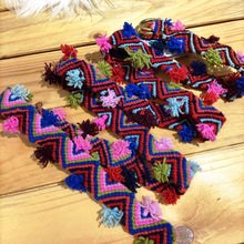 Lade das Bild in den Galerie-Viewer, ETHNO BINDE GÜRTEL PERU LILYBELL-Smitten-blau,Ethno,fair trade,fairtrade,multicolor,nachhaltig,Peru,pink,rot,Smitten,türkis,violett,weiß