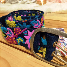 Lade das Bild in den Galerie-Viewer, ETHNO GÜRTEL PERU NIA-Smitten-bestickt,blau,Blumen,Ethno,fair trade,fairtrade,multicolor,nachhaltig,Peru,Smitten