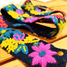 Lade das Bild in den Galerie-Viewer, ETHNO GÜRTEL PERU NIA-Smitten-bestickt,blau,Blumen,Ethno,fair trade,fairtrade,multicolor,nachhaltig,Peru,Smitten