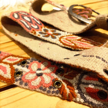 Lade das Bild in den Galerie-Viewer, ETHNO GÜRTEL PERU FLORCITA SIENA-Smitten-beige,bestickt,braun,creme,Ethno,fair trade,fairtrade,nachhaltig,orange,Peru,Smitten