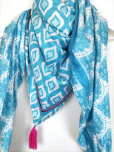 Lade das Bild in den Galerie-Viewer, SCHAL TUCH DREIECK ORGANIC BAMBOO TROPIC THUNDER HELLBLAU