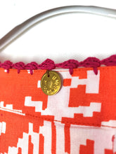 Lade das Bild in den Galerie-Viewer, FLORAL IKAT SHORT PLACE DU SOLEIL