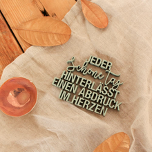 Lade das Bild in den Galerie-Viewer, 3D HERZENSBOTSCHAFT "JEDER SCHÖNE TAG HINTERLÄSST EINEN ABDRUCK IM HERZEN"