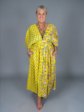 Lade das Bild in den Galerie-Viewer, S26 428 LONG DRESS PLACE DU SOLEIL YELLOW FLOWER DOUBLE PRINT
