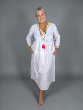 Lade das Bild in den Galerie-Viewer, S26 319 LONG DRESS PLACE DU SOLEIL WHITE BIG FLOWER
