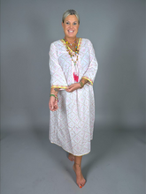 Lade das Bild in den Galerie-Viewer, S26 319 LONG DRESS PLACE DU SOLEIL WHITE BIG FLOWER
