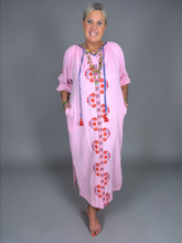 Lade das Bild in den Galerie-Viewer, S26 430 LONG DRESS PLACE DU SOLEIL ROSA FLOWER EMBR
