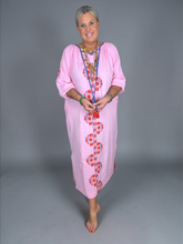 Lade das Bild in den Galerie-Viewer, S26 430 LONG DRESS PLACE DU SOLEIL ROSA FLOWER EMBR
