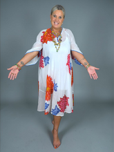 Lade das Bild in den Galerie-Viewer, S26 414 LONG DRESS PLACE DU SOLEIL WHITE BIG FLOWERS
