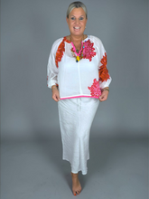 Lade das Bild in den Galerie-Viewer, S26 425 BLOUSE PLACE DU SOLEIL WHITE BIG FLOWER LONG SLEEVES
