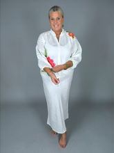 Lade das Bild in den Galerie-Viewer, S26 339 BLOUSE PLACE DU SOLEIL WHITE BIG EMBR FLOWER
