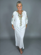 Lade das Bild in den Galerie-Viewer, S26 454 BLOUSE PLACE DU SOLEIL WHITE OLD ROSA GREEN FLOWER EMBR
