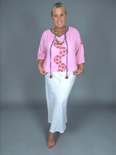 Lade das Bild in den Galerie-Viewer, S26 456 BLOUSE PLACE DU SOLEIL ROSA FLOWER EMBR
