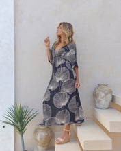 Lade das Bild in den Galerie-Viewer, DRESS ALANA MENTAWAI NAVY HOT LAVA
