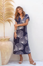 Lade das Bild in den Galerie-Viewer, DRESS ALANA MENTAWAI NAVY HOT LAVA
