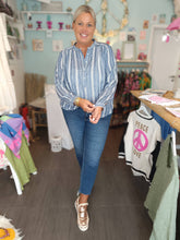 Lade das Bild in den Galerie-Viewer, TUNIKA BLOUSE OVERSIZE BLUE STRIPES SOFIE SCHNOOR
