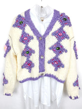 Lade das Bild in den Galerie-Viewer, STRICK JACKE CREME LILAC &quot;STRASS &amp; GLAMOUR&quot; ONE SIZE
