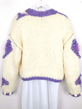 Lade das Bild in den Galerie-Viewer, STRICK JACKE CREME LILAC &quot;STRASS &amp; GLAMOUR&quot; ONE SIZE
